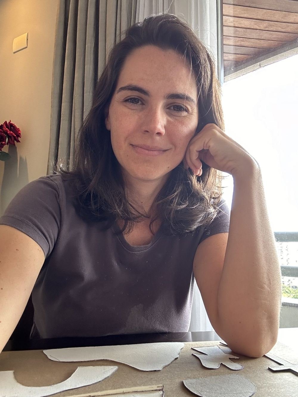 Nathalia sorrindo, em foto pessoal na varanda