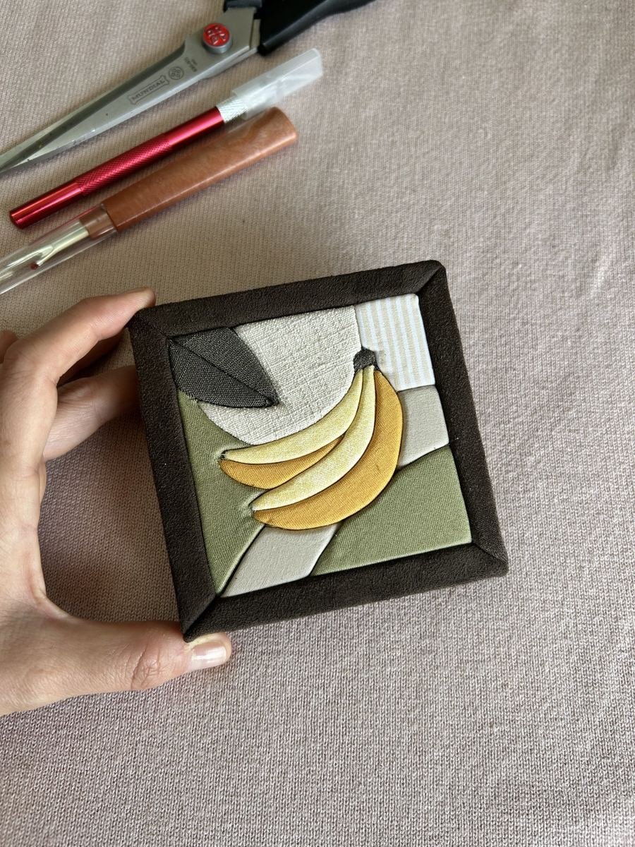 Peça de Kinusaiga com um cacho de bananas